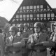 Archiv der Region Hannover, ARH NL Mellin 02-042/0008, Soldaten des Heeres vor einem Fachwerkhaus, Großburgwedel?