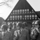 Archiv der Region Hannover, ARH NL Mellin 02-042/0009, Soldaten des Heeres vor einem Fachwerkhaus, Großburgwedel?