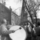 Archiv der Region Hannover, ARH NL Mellin 02-042/0010, Heeresmusikkorps zieht durch die Straße "Am Markt", im Hintergrund die St. Petri-Kirche, Großburgwedel