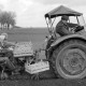 ARH NL Mellin 02-042/0022, Pflanzen von Kartoffeln mithilfe einer Kartoffellegemaschine