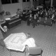 Archiv der Region Hannover, ARH NL Mellin 02-044/0012, Kleine Versammlung von Personen, die zwei Frauen zuschauen (?)