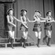 Archiv der Region Hannover, ARH NL Mellin 02-045/0005, Tanzaufführung einer Gruppe Mädchen