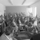 Archiv der Region Hannover, ARH NL Mellin 02-048/0002, Personen bei einer Versammlung, einige mit zur Meldung gehobener Hand