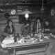 Archiv der Region Hannover, ARH NL Mellin 02-048/0003, Personen zu einer Besprechung um einen Tisch in einer Gaststätte versammelt