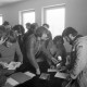 Archiv der Region Hannover, ARH NL Mellin 02-048/0006, Gruppe von Männern an einem Tisch stehend, Dokumente betrachtend