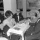 ARH NL Mellin 02-048/0015, Zwei Herren und zwei Damen im Restaurant der Stadthalle Hannover(?)