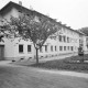 Archiv der Region Hannover, ARH NL Mellin 02-049/0015, Brunnen neben einem Gebäude