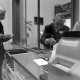 Archiv der Region Hannover, ARH NL Mellin 02-050/0006, Am Schalter einer Sparkasse