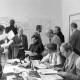 Archiv der Region Hannover, ARH NL Mellin 02-056/0007, Gruppe von Männern beim Arbeiten in einem Büro