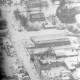 ARH NL Mellin 02-056/0010, Luftbild eines Wohngebiets und Kirche im Schnee
