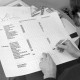 Archiv der Region Hannover, ARH NL Mellin 02-057/0003, Mann beim Auswerten von "Katastrophenalarm" und "Fahrverbot" nach den Landkreisen Niedersachsens