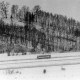 ARH NL Mellin 02-057/0004, Blick auf einen Bus auf einer verschneiten Straße