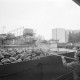 Archiv der Region Hannover, ARH NL Mellin 02-058/0002, Blick über einen mit Zuckerrüben gefüllten Wagen auf das Gelände einer Zuckerfabrik