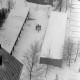 ARH NL Mellin 02-058/0010, Luftbild, Blick auf winkende Leute zwischen Garagen