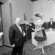 Archiv der Region Hannover, ARH NL Mellin 02-058/0012, Ankunft eines Mannes bei einer Veranstaltung, rechtes ein altertümlich gekleideter Mann