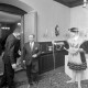 Archiv der Region Hannover, ARH NL Mellin 02-058/0014, Ankunft eines Mannes bei einer Veranstaltung, rechtes ein altertümlich gekleideter Mann