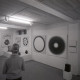 Archiv der Region Hannover, ARH NL Mellin 02-059/0001, Eine Frau und zwei Männer in einer Kunstausstellung