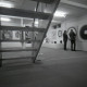 ARH NL Mellin 02-059/0002, Zwei Männer beim Betrachten eines Gemäldes in einer Kunstausstellung