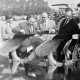 Archiv der Region Hannover, ARH NL Mellin 02-060/0001, Vier Männer betrachten einen Pflug beim Leistungspflügen der Landjugend