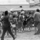 ARH NL Mellin 02-060/0013, Schützinnen und weitere Personen neben einem Karussell auf dem Schützenplatz Isernhagen(?)