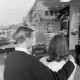 Archiv der Region Hannover, ARH NL Mellin 02-061/0001, Junges Paar vor dem Schaufenster eines Möbelgeschäfts Ecke Berliner Allee/Königstraße, Hannover