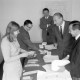 ARH NL Mellin 02-062/0005, Vier Männer und eine Frau um einen Tisch mit einem Plan des Kuppelsaals des Hannover Congress Centrums (HCC) stehend
