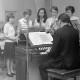 Archiv der Region Hannover, ARH NL Mellin 02-062/0009, Pianist und Flötistinnen bei einem Konzert