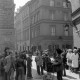 Archiv der Region Hannover, ARH NL Mellin 02-064/0017, Blick vom Rynek Starego Miasta (Altstadtmarkt) auf einen Straßenkünstler und die dahinter verlaufende Swietojanska-Straße, Warschau