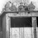 Archiv der Region Hannover, ARH NL Mellin 02-065/0008, Männer des Militärs(?) auf dem Dach einer Holzhütte stehend