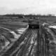 Archiv der Region Hannover, ARH NL Mellin 02-065/0009, Zwei Panzer bei der Fahrt durchs Gelände