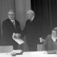Archiv der Region Hannover, ARH NL Mellin 02-065/0012, Politiker(?) beim Unterzeichnen einiger Unterlagen
