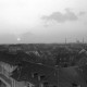Archiv der Region Hannover, ARH NL Mellin 02-067/0001, Blick aus einem Gebäude über die Dächer einer Stadt