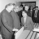 Archiv der Region Hannover, ARH NL Mellin 02-067/0002, Gruppe von Leuten bei der Besichtigung eines Krankenhauszimmers(?)