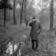 Archiv der Region Hannover, ARH NL Mellin 02-074/0009, Jagdhornbläser mit Hund im Wald