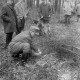 ARH NL Mellin 02-074/0010, Jäger mit Hund im Wald