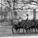 Archiv der Region Hannover, ARH NL Mellin 02-076/0010, Ein Wagen vor Wohnhäusern