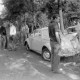 Archiv der Region Hannover, ARH NL Mellin 02-076/0020, Verunglückter VW-Käfer am Straßenrand