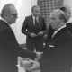 Archiv der Region Hannover, ARH NL Mellin 02-077/0013, Mann gratuliert Gehrdens Bürgermeister und Vorstandsvorsitzenden der Kreissparkasse Hannover Gerhard Oberkönig bei einer Veranstaltung
