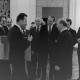 Archiv der Region Hannover, ARH NL Mellin 02-077/0015, Mann gratuliert Gehrdens Bürgermeister und Vorstandsvorsitzenden der Kreissparkasse Hannover Gerhard Oberkönig bei einer Veranstaltung