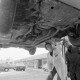 Archiv der Region Hannover, ARH NL Mellin 02-080/0008, Automechaniker des VW-Autohauses Rudolf Petzold bei der Arbeit an einem Auto, Lehrte