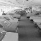 Archiv der Region Hannover, ARH NL Mellin 02-080/0009, Ausstellungsraum des VW-Autohauses Rudolf Petzold in der Burgdorfer Straße, Lehrte