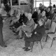 ARH NL Mellin 02-080/0012, Vortragender vor einem sitzenden Publikum in der Eingangshalle der Realschule Wedemark, Mellendorf