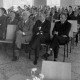 Archiv der Region Hannover, ARH NL Mellin 02-080/0013, Sitzendes Publikum bei einem Vortrag in der Eingangshalle der Realschule Wedemark, Mellendorf