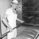 Archiv der Region Hannover, ARH NL Mellin 02-083/0007, Bäcker mit frisch gebackenen Broten