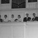 Archiv der Region Hannover, ARH NL Mellin 02-084/0007, Personen in den Kirchenrängen vor der Orgel in der St. Marien Kirche, Isernhagen KB