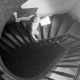 ARH NL Mellin 02-087/0017, Von oben fotografierter Mann auf einer Wendeltreppe