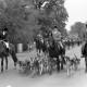 Archiv der Region Hannover, ARH NL Mellin 02-089/0010, Berittene Jagdgesellschaft mit Hundemeute (Beagle)