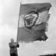 Archiv der Region Hannover, ARH NL Mellin 02-090/0016, Schütze mit einer Fahne des Großen und Kleinen Freien