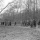 Archiv der Region Hannover, ARH NL Mellin 02-093/0011, Jäger auf einem Waldweg gegenüber von Jagdhornbläsern
