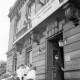 Archiv der Region Hannover, ARH NL Mellin 02-094/0014, Personen auf den Eingangsstufen des Mairie de Vanves (Rathaus), auf dem Weg zur Gala mit deutschen Volksliedern, aufgeführt vom Schulchor aus Burgdorf, Vanves